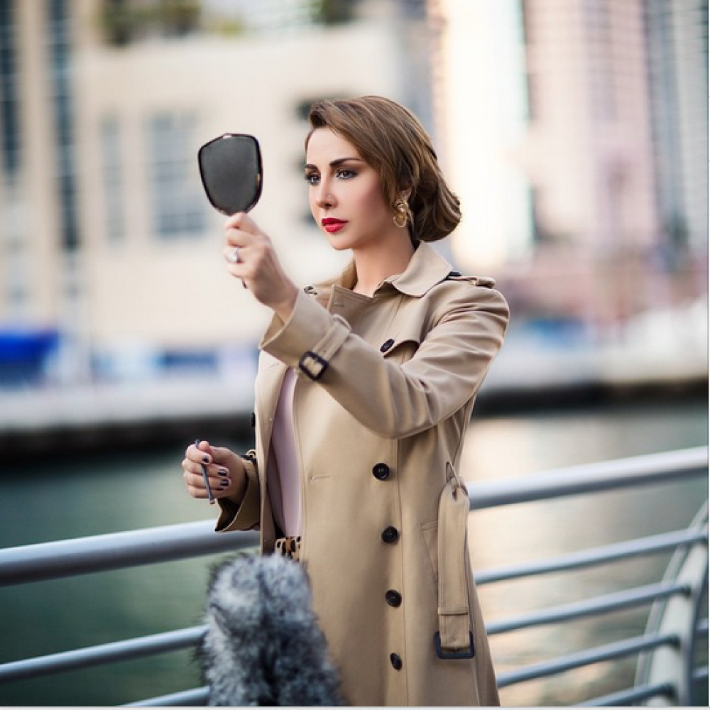 جويل ماردينيان تلقي نظرة على مكياجها وسط احد الشوارع في دبي