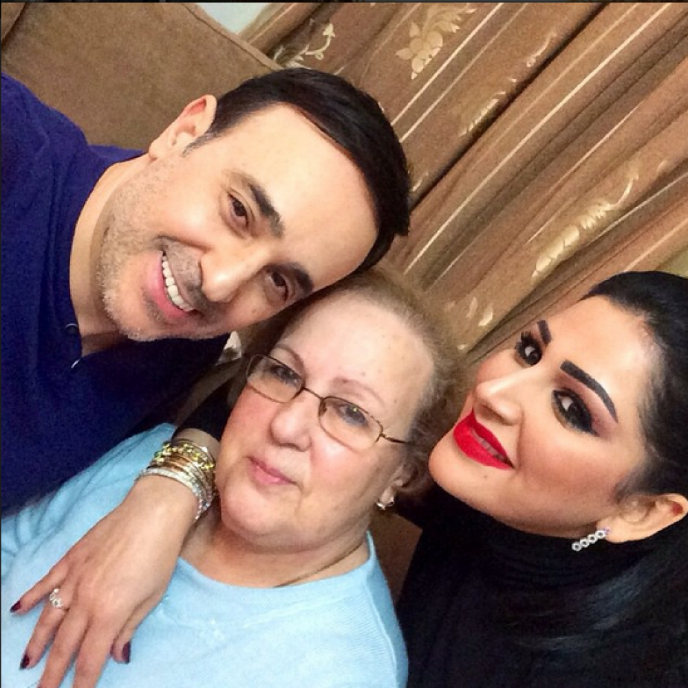 صابر الرباعي يلتقط صورة سلفي تجمعه بوالدته وزوجته