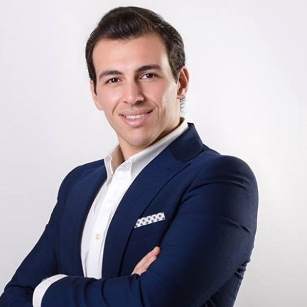 فيديو.. زوج دينا سمير غانم يغازل مذيعة في التلفزيون