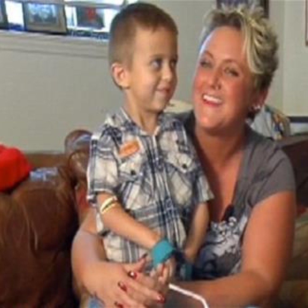 طفل بحاجات خاصة ينقذ والدته من موت محقق