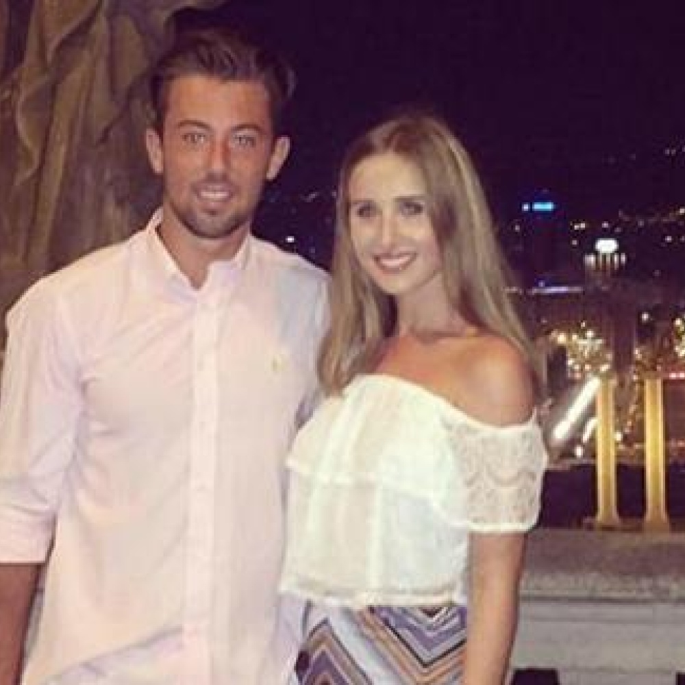 جوش تومسون مع صديقته 