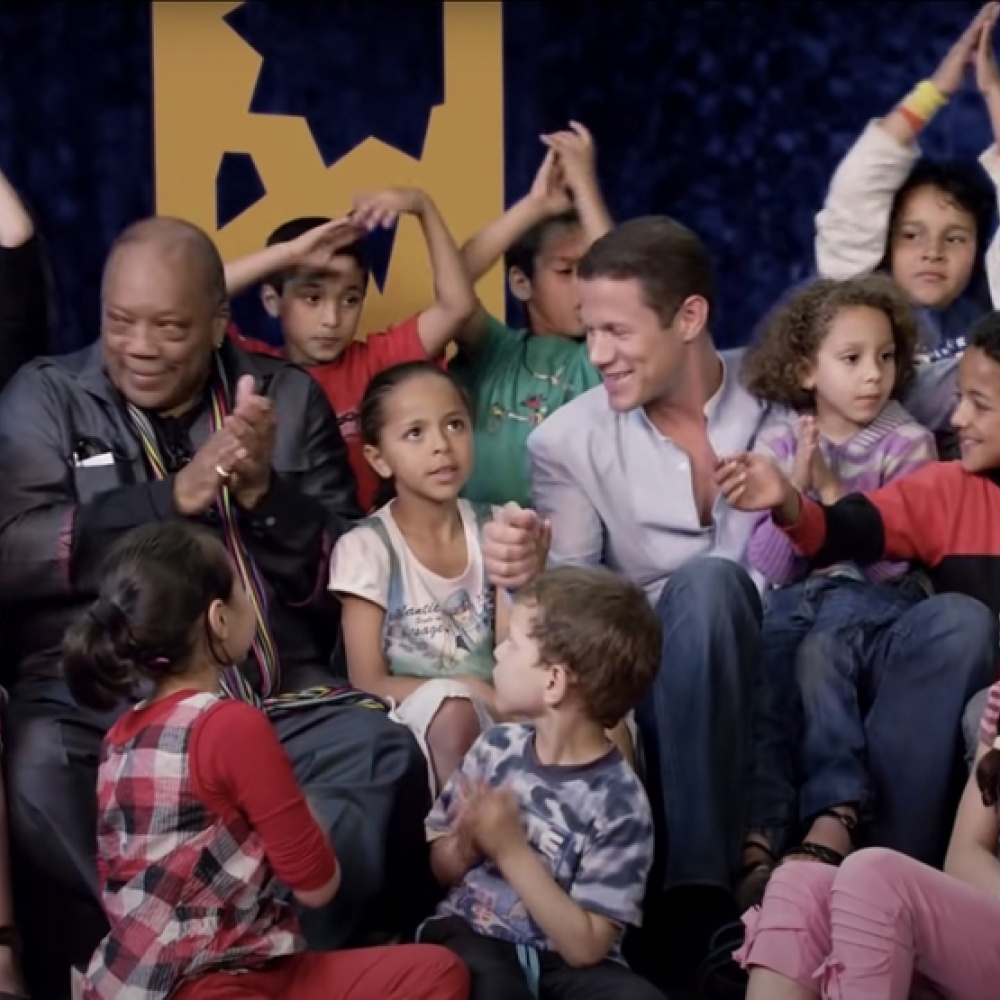 أغنية  العرب ”بكرا“ الخيرية الشهيرة تجدد الدعوة للوحدة والتضامن والأمل بمستقبل أفضل