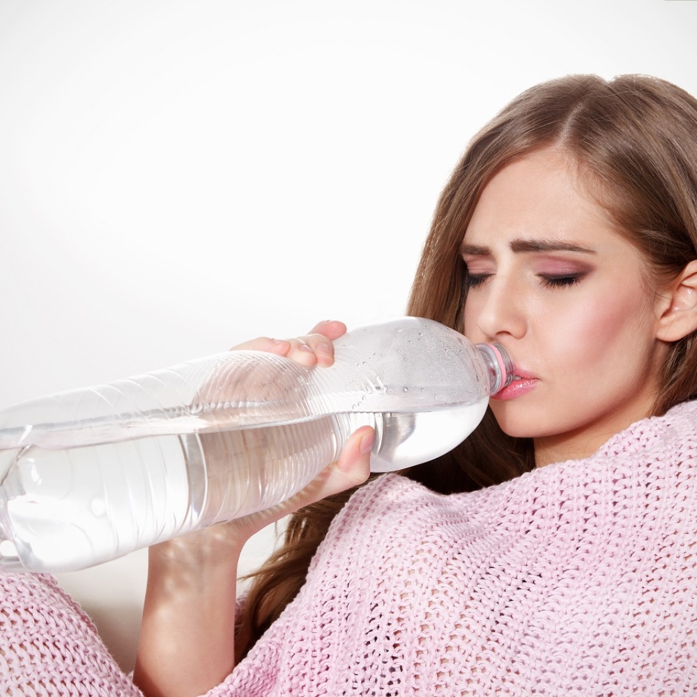 هل شرب الماء بعد الولادة القيصرية يضر بصحة الأم