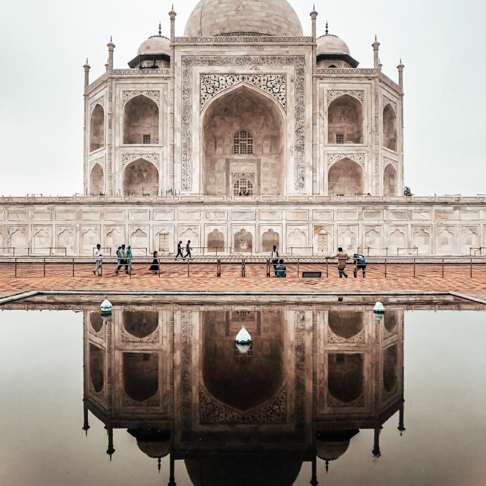 تاج محل أحد أكثر المعالم السياحية زيارة في العالم حيث يستقبل ما يزيد عن 4-8 مليون زائر سنويا