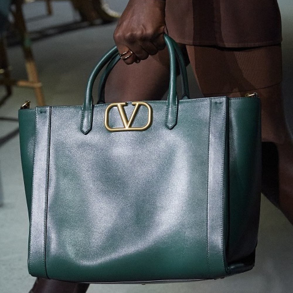 موديلات حقائب خضراء رائجة لهذا الموسم من ربيع وصيف 2022