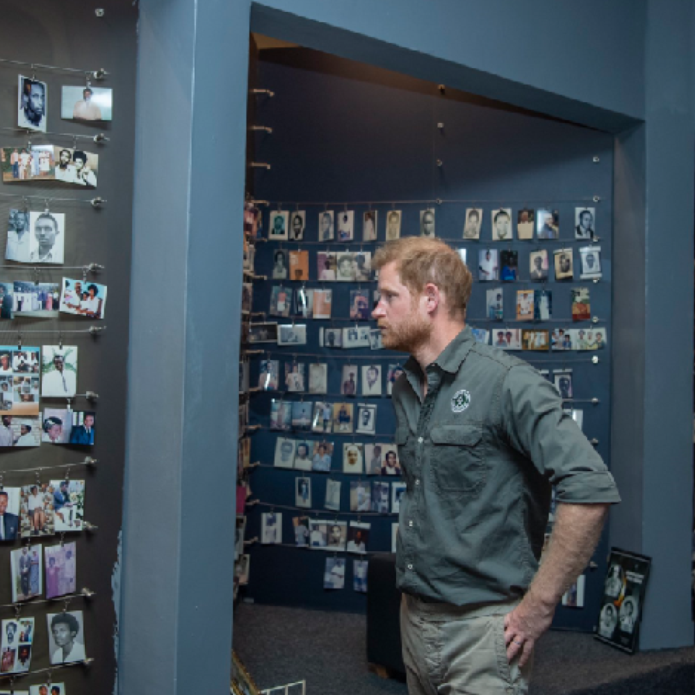 الأمير هاري Prince Harry أمام النصب التذكاري للإبادة الجماعية في كيغالي برواندا