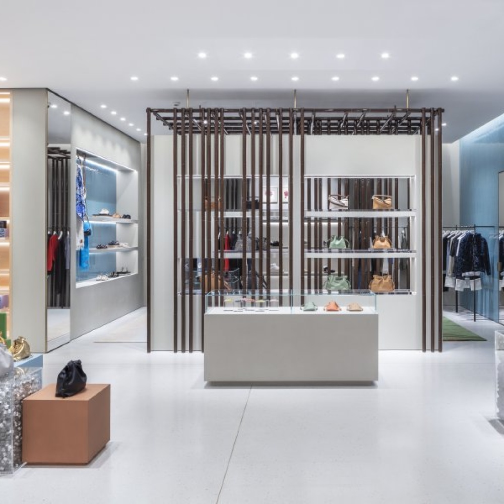 علامة LOEWE تفتتح أول متجرٍ لها في أبوظبي