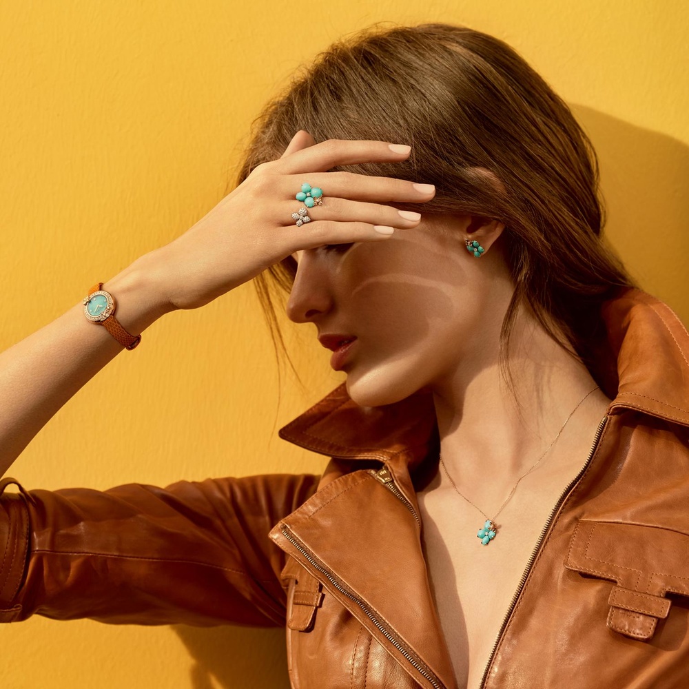 أناقة ناعمة في ديسمبر بأجمل مجوهرات الفيروز