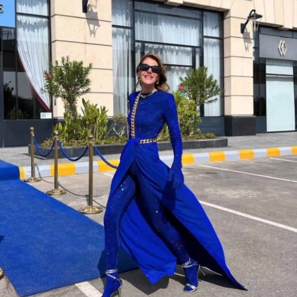 شاهدي كيف تألقت Anna Dello Russo بإطلالات أنيقة في السعودية بتوقيع مصممات سعوديات