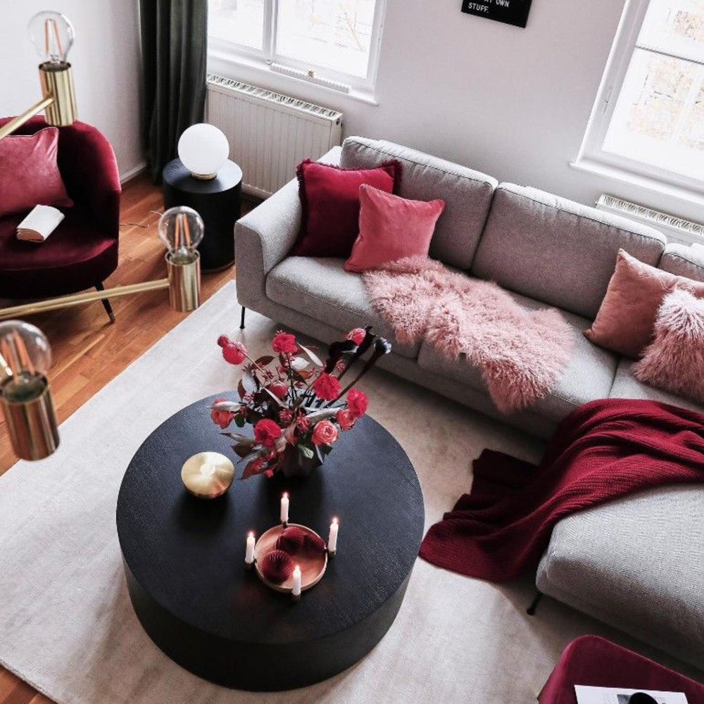الأحمر والوردي لديكورات غرفة معيشة متجددة لهذا العام 2023