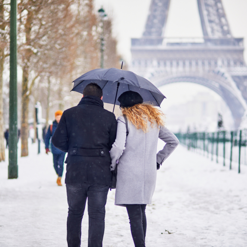 التجول في شوارع باريس فكرة ممتعة للعروسين في ديسمبر