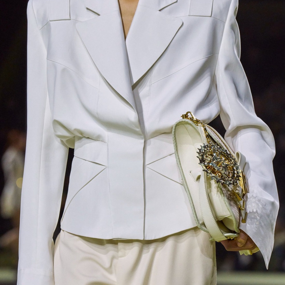 7 منصات عرض تألقت فيها سترات فائقة الروعة لخريف وشتاء 2022