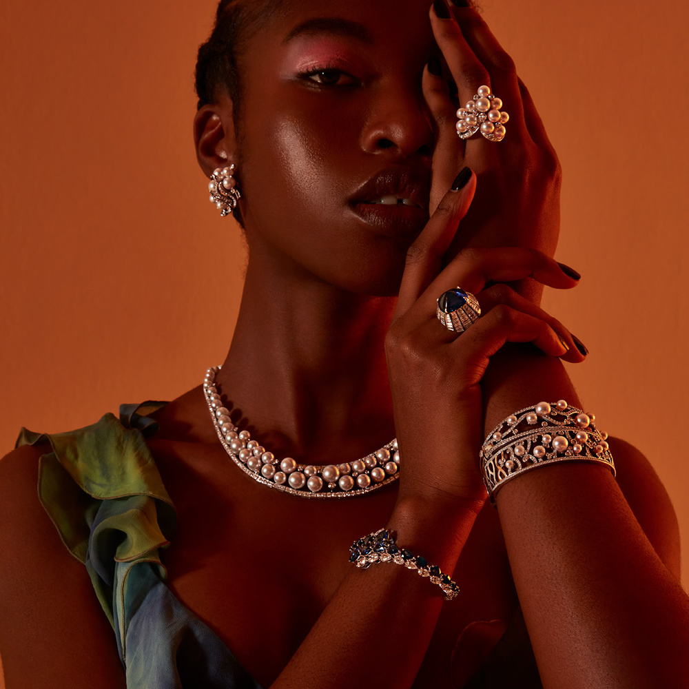 فستان أخضر مصبوغ بتقنية القماش المربوط من "روبيرتو كافالي" ROBERTO CAVALLI. من "يوكو لندن" YOKO LONDON، عقد "بابل" BUBBLE من الذهب الأبيض ولؤلؤ "أكويا" ولؤلؤ بحر الجنوب والماس، وأقراط وخاتم وسواران من مجموعة "ريندروب" RAINDROP كلها مصنوعة من الذهب الأبيض ولؤلؤ "أكويا" والماس. من "غراف" GRAFF، خاتم مرصع بحجر صفير محدّب عياره 15.88 قيراط والماس بعيار 6.47 قيراط، وسوار مزدوج مرصع بالصفير بعيار 22.13 قيراط والماس الأبيض بعيار 9.16 قيراط.