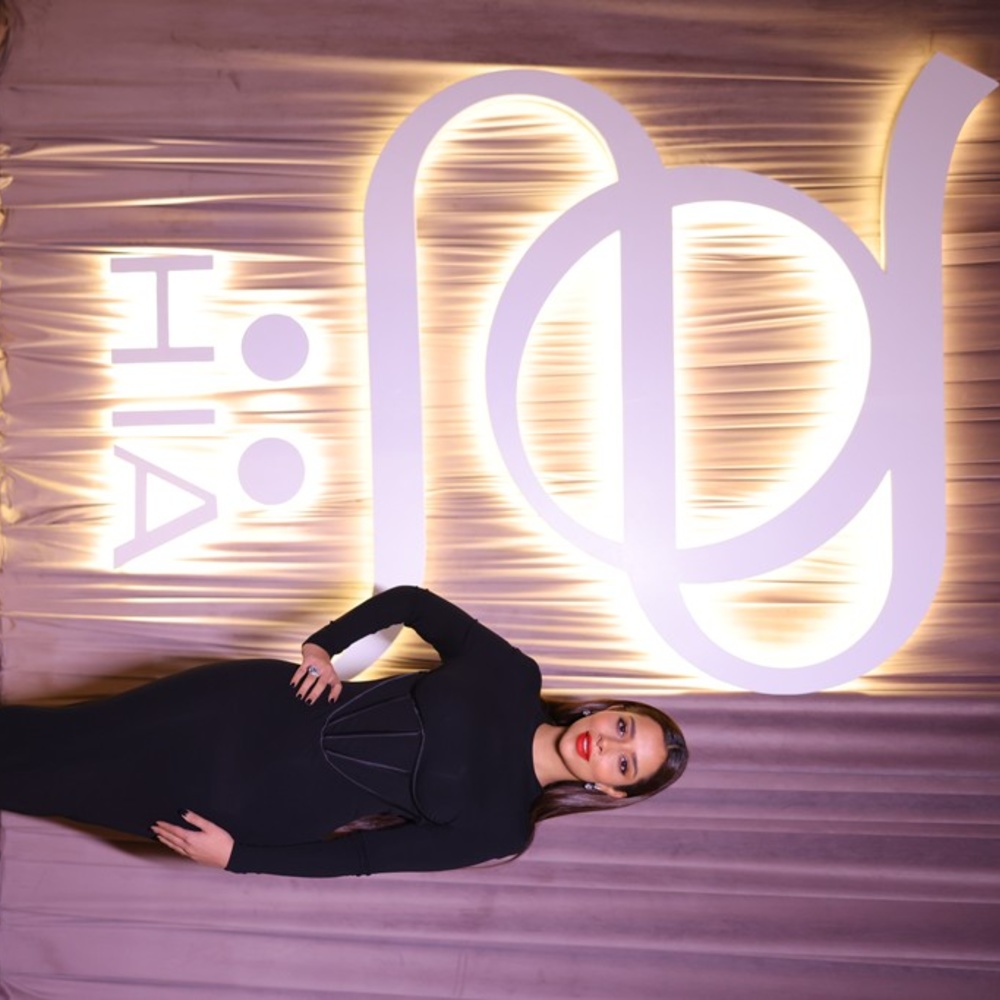 بلقيس فتحي بإطلالة لافتة لها بفستان أسود ميدي 