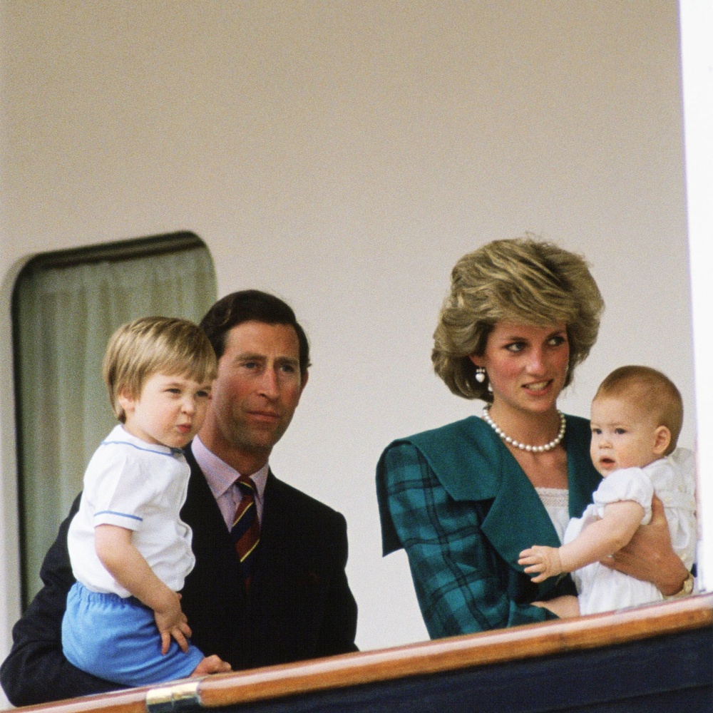 مناسبات بدا فيها الملك تشارلز مثل أي والد عادي بصحبة طفليه الصغيرين