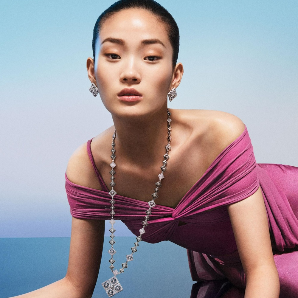 أقراط وعقد من مجموعة Dusk Reflection لدي بيرز De Beers