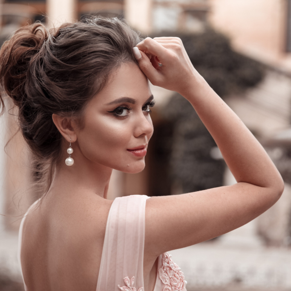 تألقي يوم زفافك بأجمل تصاميم أقراط اللؤلؤ من موضة 2023