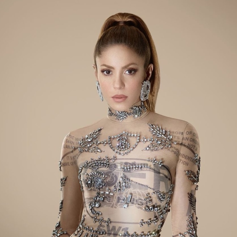 خطوات تأسيس البشرة لشد الوجه مع تسريحة ذيل الحصان بأسلوب شاكيرا - الصورة من حسابها على انستغرام