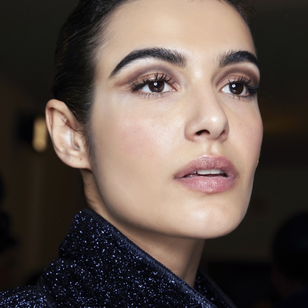 تعرفي على أضرار الضوء الأزرق ومخاطر الشيخوخة الرقمية على بشرتك