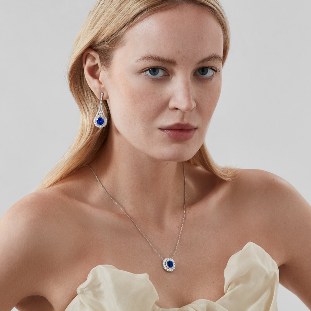 طقم من مجموعة Jewelled Vault وهو مرصع بالألماس والياقوت ويحمل توقيع غرارد Garrard