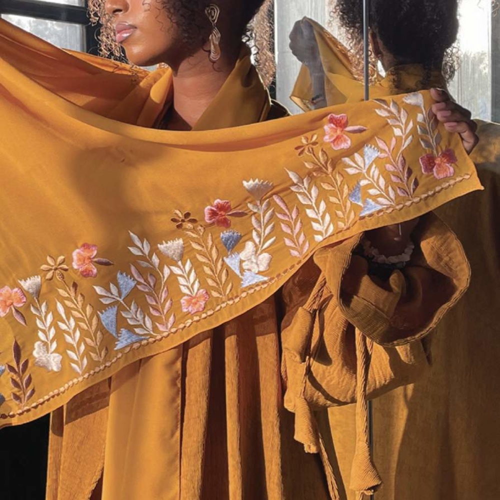 عباية بألوان مختلفة من العلامة السعودية تنوين