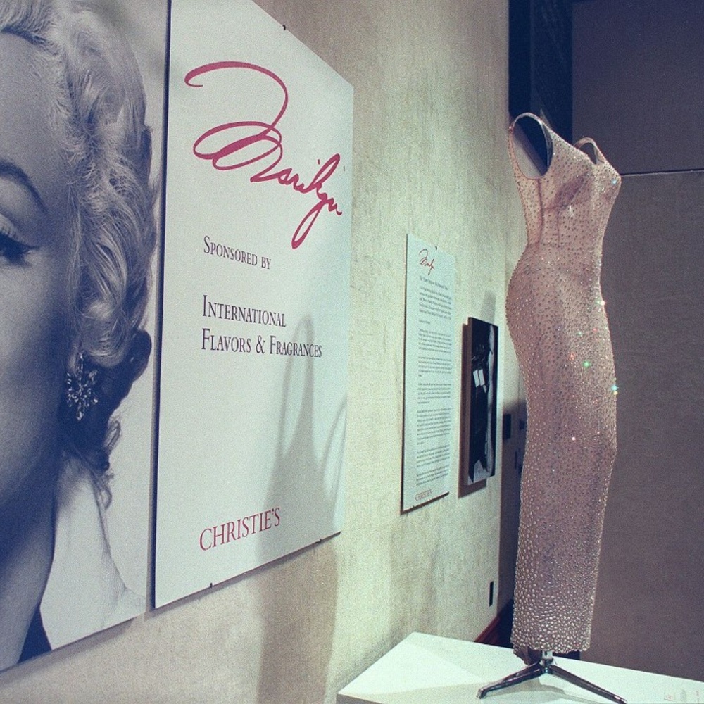 فستان مارلين مونرو الشهير Happy Birthday Dress في مزاد علني عام 1999