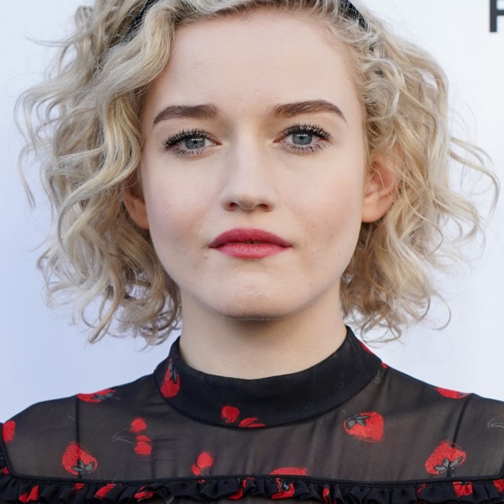 اكسسوارات الشعر القصير من وحي  Julia Garner