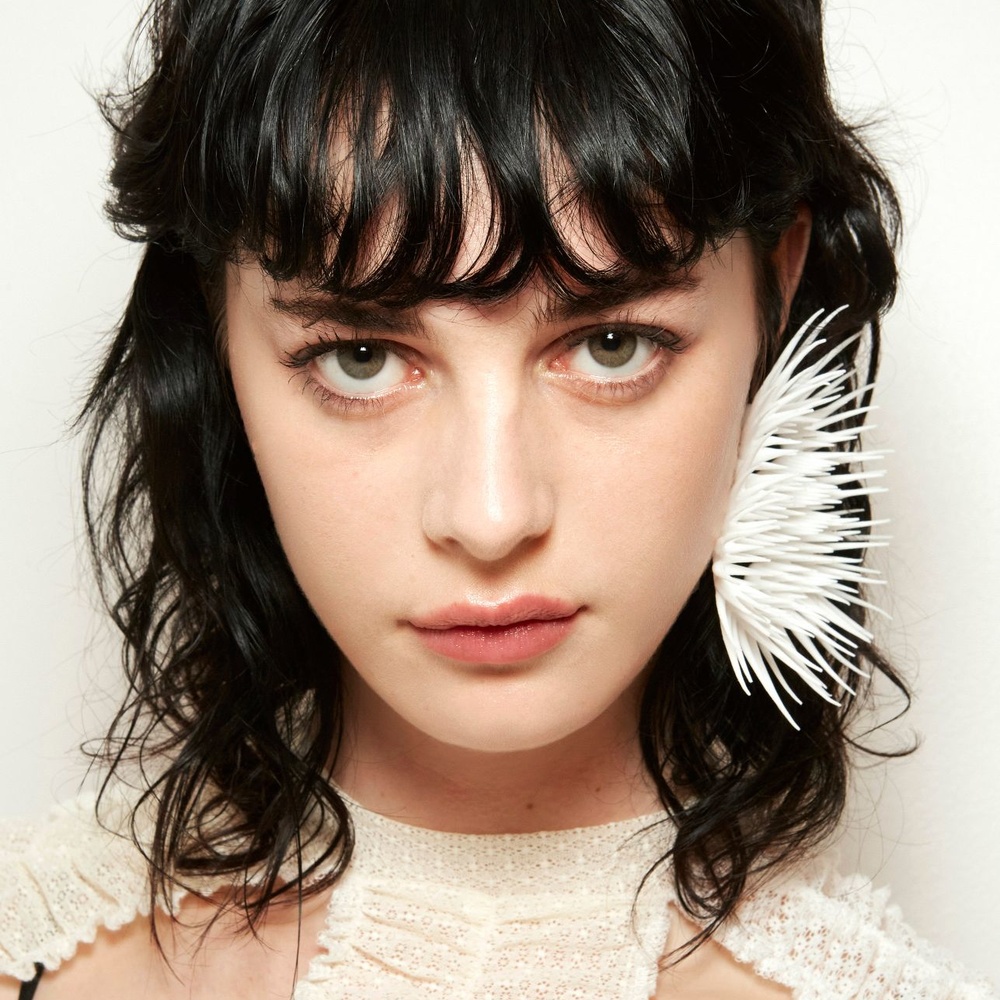 الغرة الأمامية مع تسريحات الشعر المجعدة من وحي Ester Manas