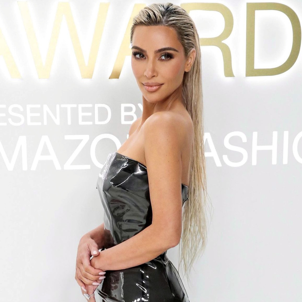 خطوات تطبيق تسريحات شعر لشد الوجه من حيل مصفف النجمات العالميات كريس أبلتون