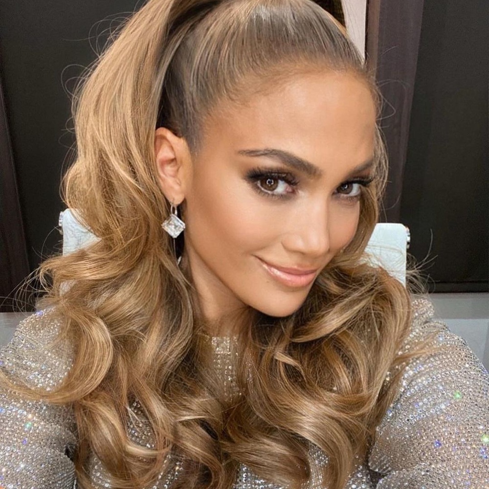 جينيفر لوبيز بصبغات الشعر البني الفاتح والعسلي- الصورة من صفحة Violet Teriti