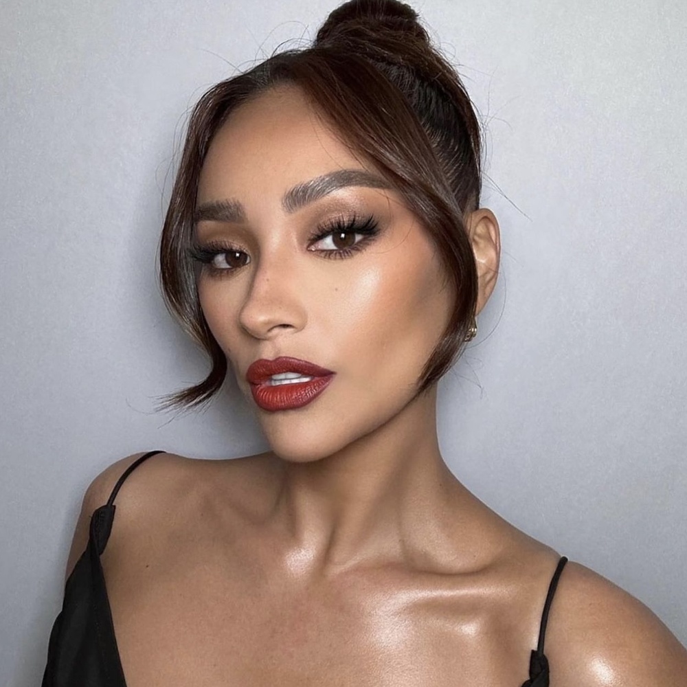 shay Mitchell وأحمر الشفاه الأحمر - الصورة من حساب Ash Holm على انستغرام