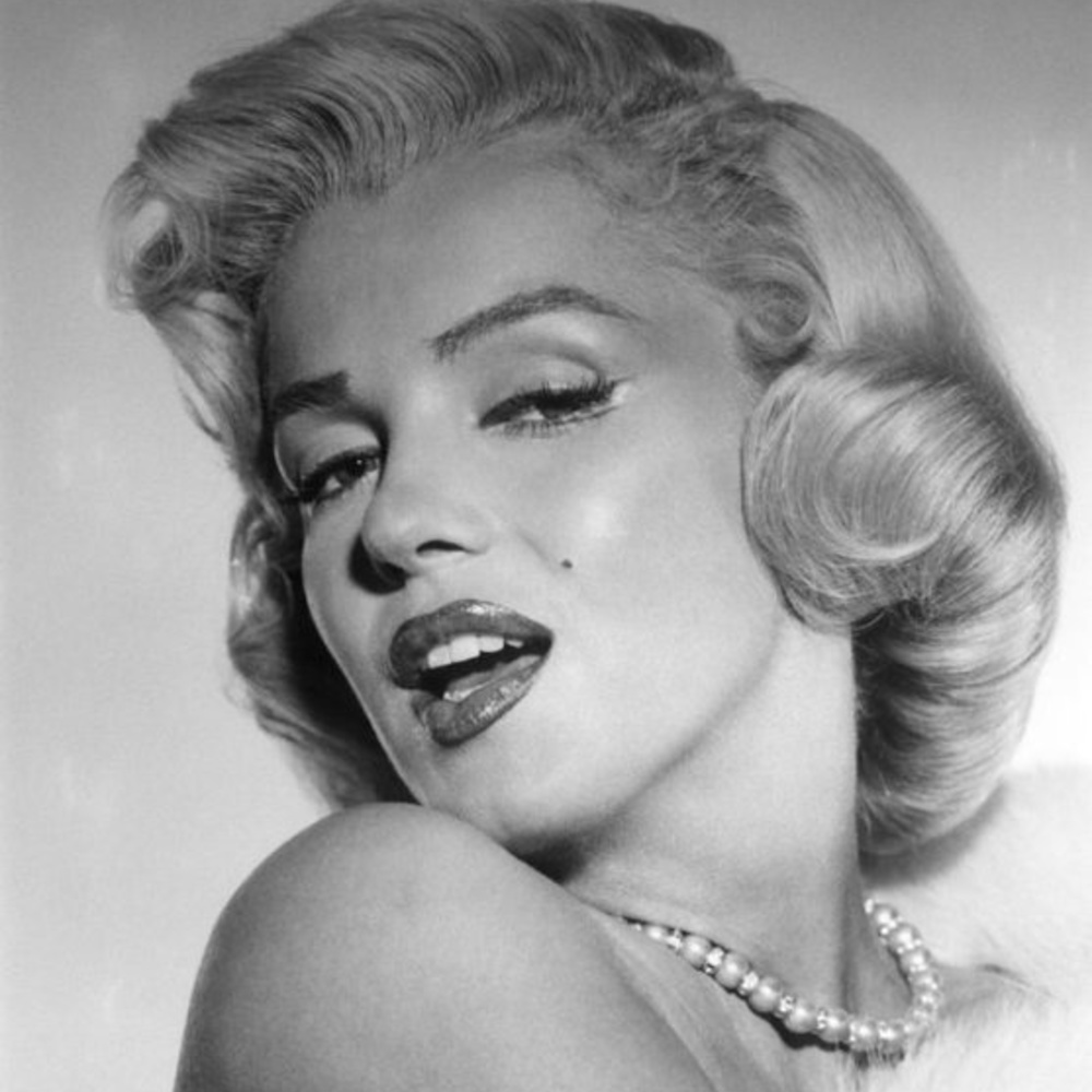 تعرفي على 8 عطور أيقونية ما زالت رائجة الى اليوم واستخدمتها أشهر النجمات