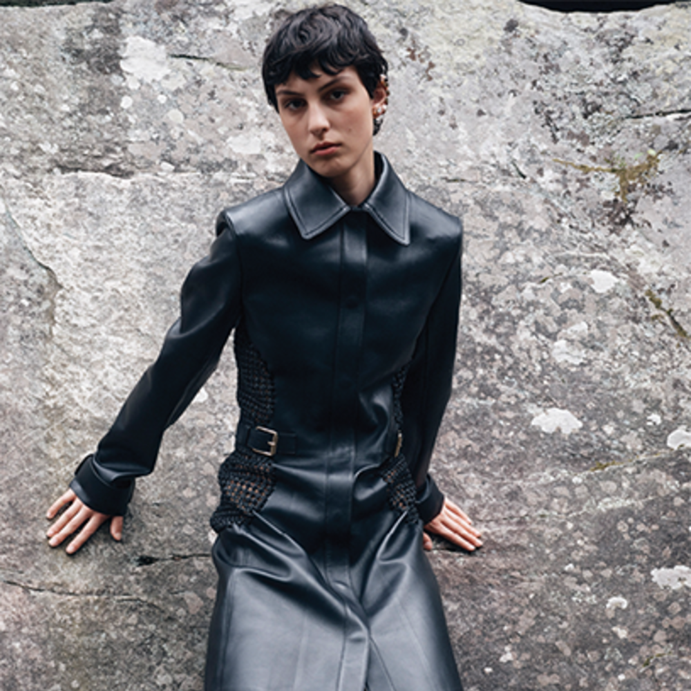 أجمل الإطلالات السوداء الحبرية التي أثبتت وجودها الآسر ضمن مجموعات "ريزورت" 