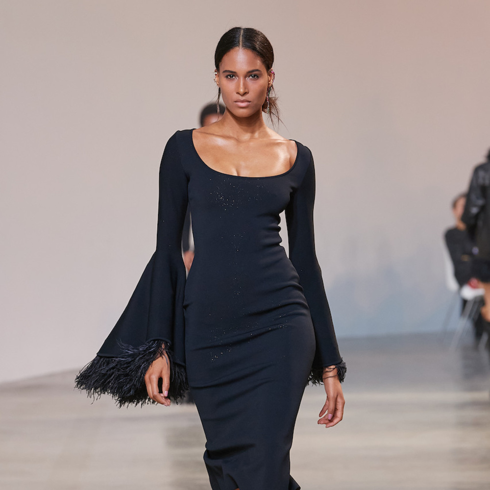 اختاري الفستان الميدي لتبرزي أناقتك الأنثوية