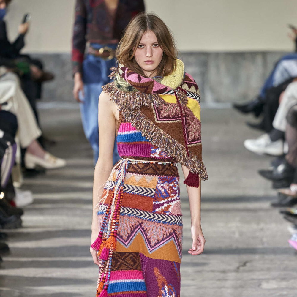 5 طرق لارتداء موضة السكارف الملون في ساعات النهار