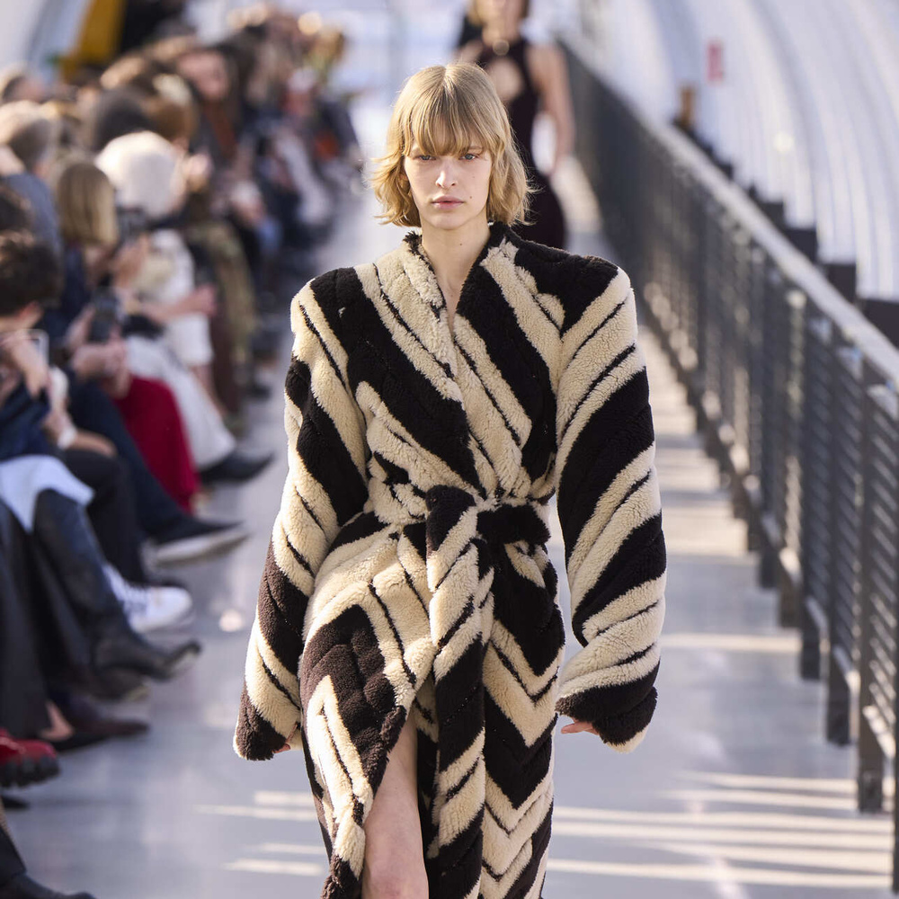 أناقة دافئة مع معاطف الفرو الضخمة