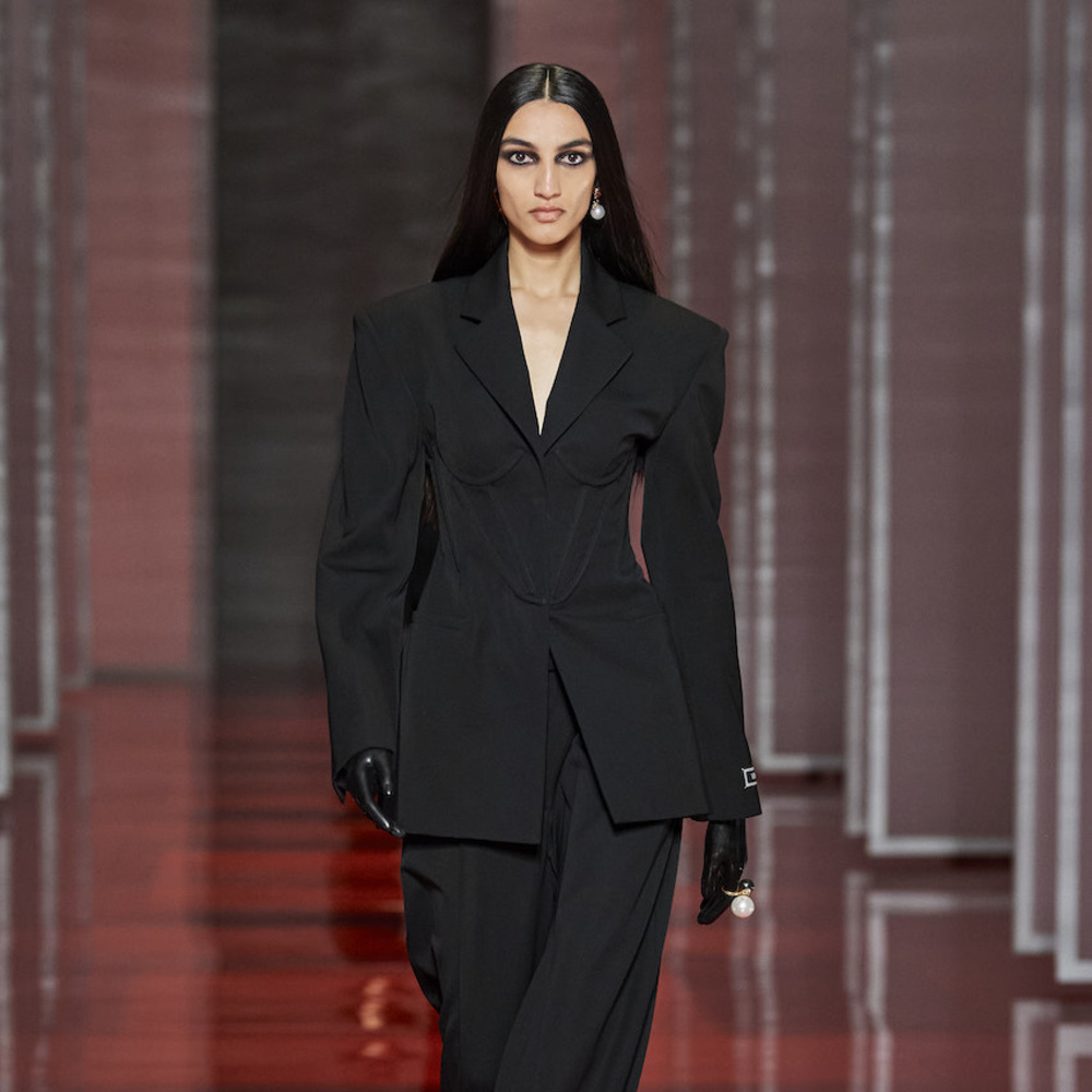 حقائق عن البدلة السوداء تجعلك تتألقين في كل مرة تعتمدينها