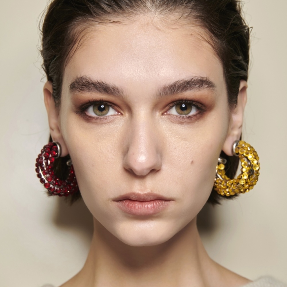 رسمات الحواجب العريضة تعود الى الواجهة في المواسم المقبلة