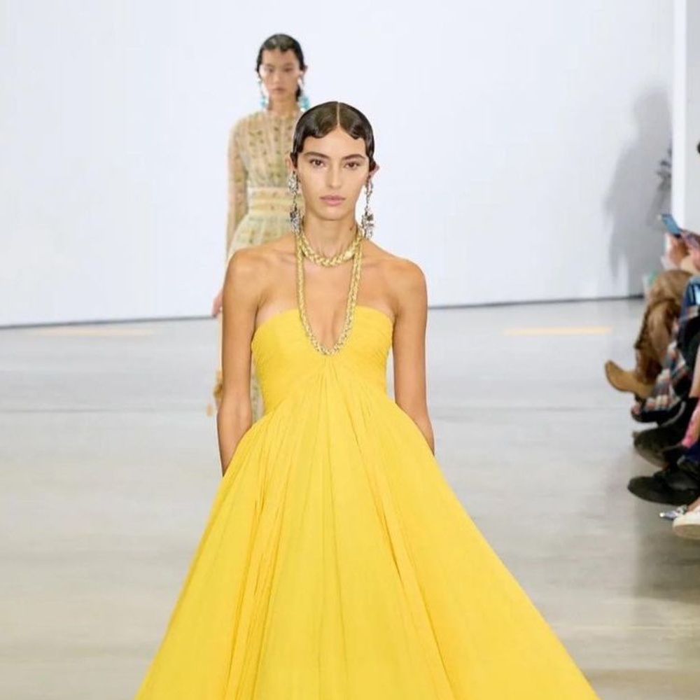 أميرة الزهير بإطلالة لافتة على منصة عروض الأزياء العالمية 