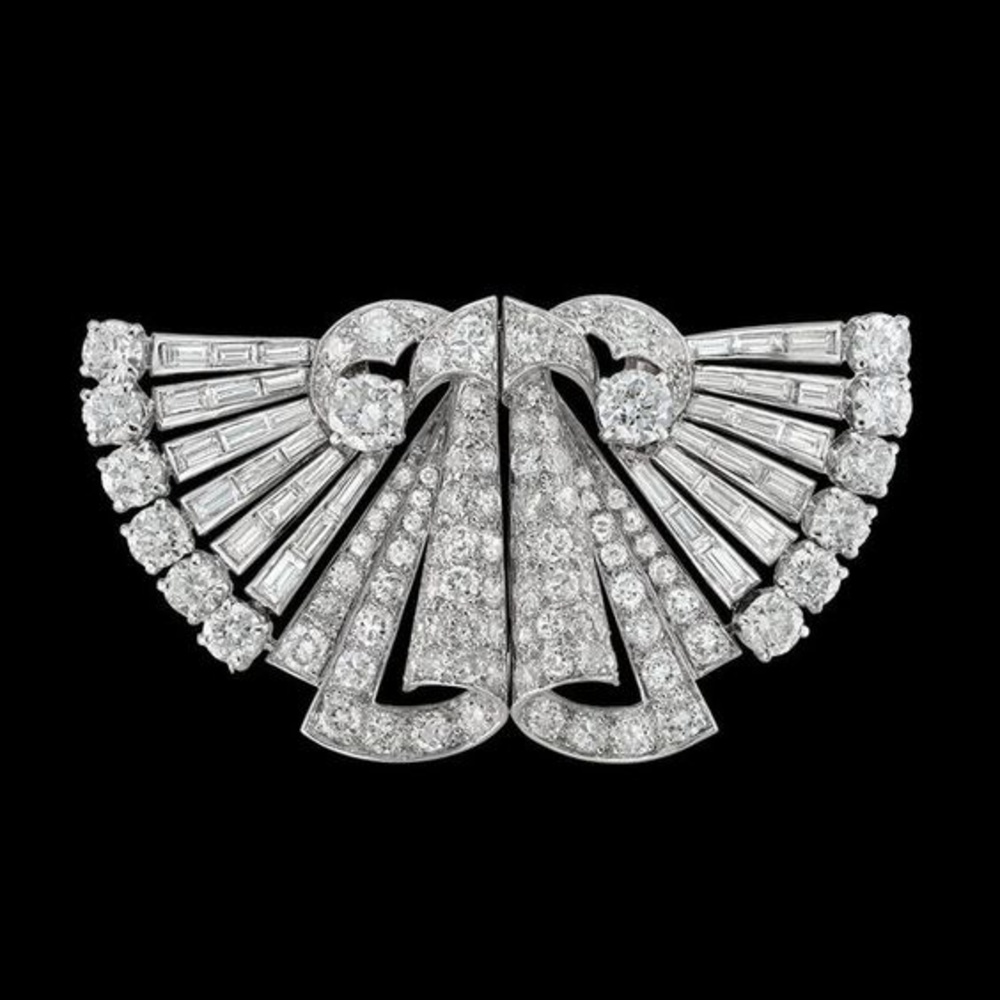 بروش مروحيّ الشكل ومزدوج المشبك بطراز الآرت ديكو (حوالي العام 1930)، مصنوع من البلاتين المرصع بالماس، بينتلي أند سكينر