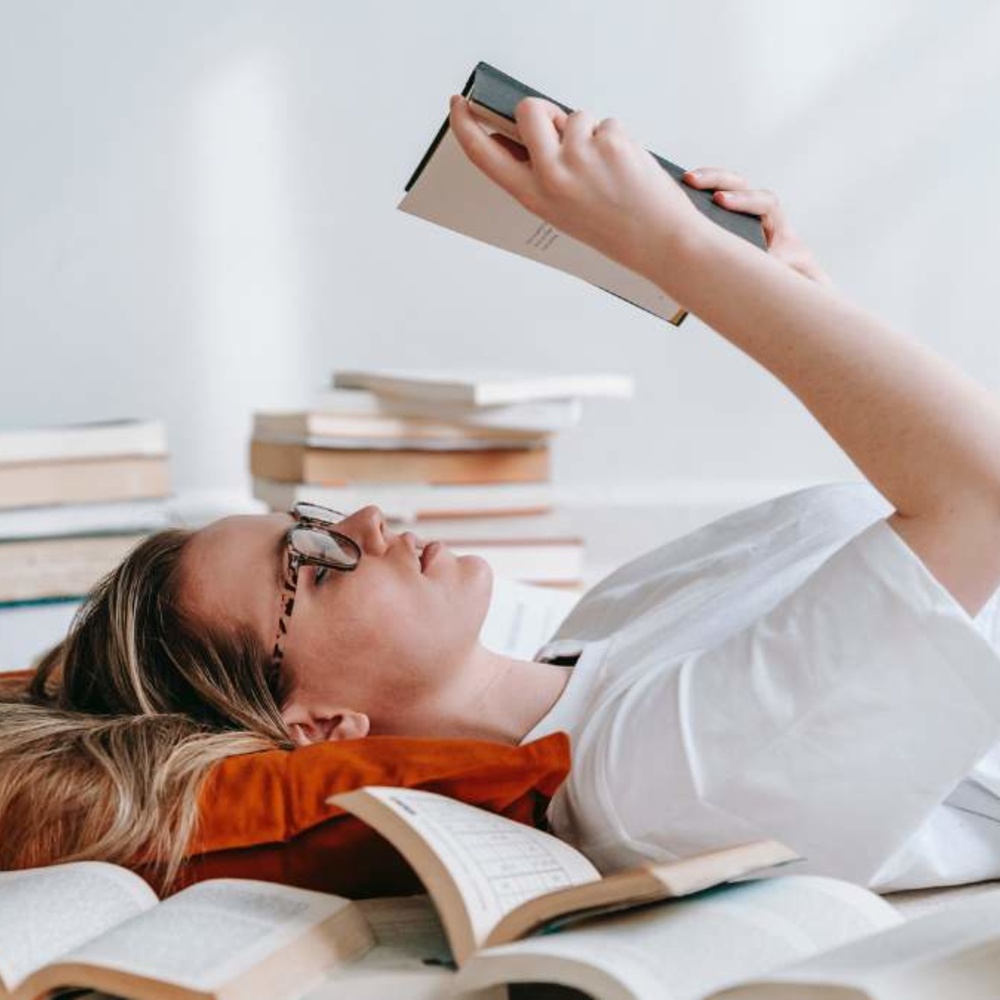 ما هي أهمية القراءة في حياة الإنسان سيدة تقرأ