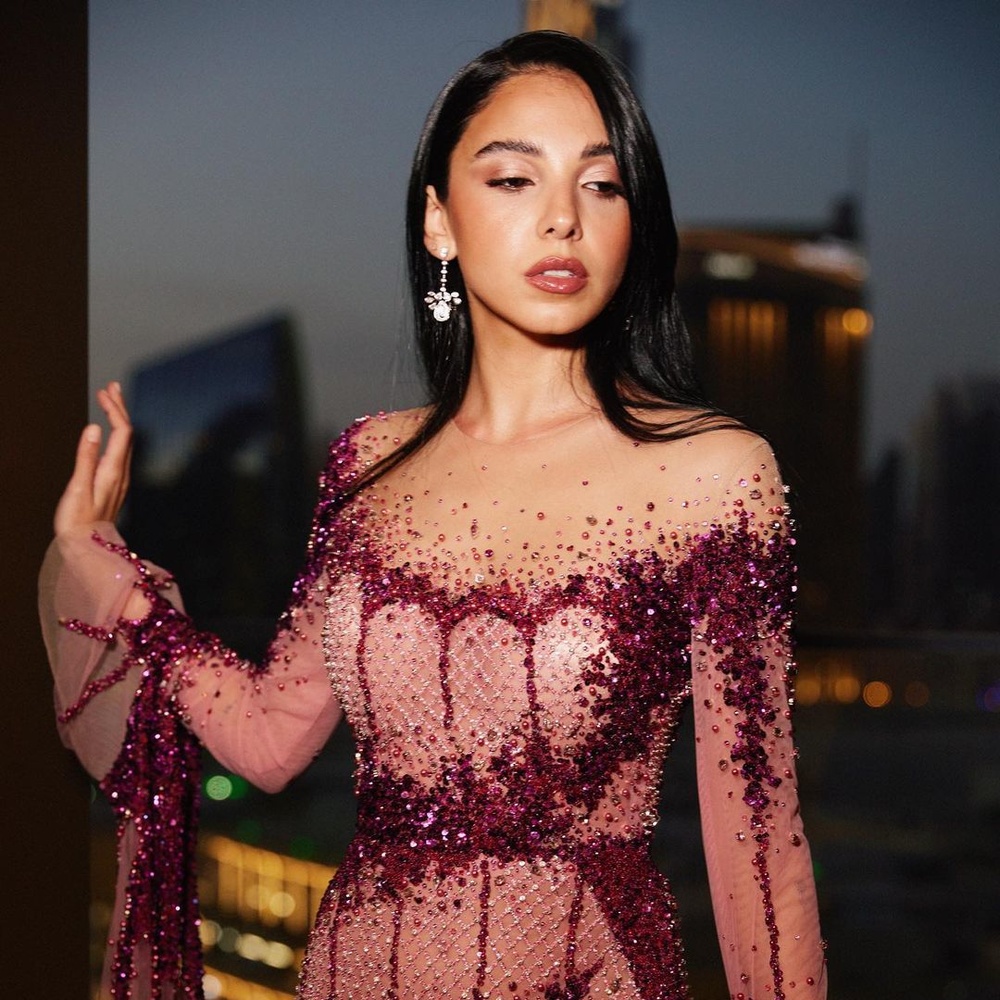 أحدثها فستان بلون "الفيفا ماجنتا" ..أزياء سهرة بتصاميم فخمة للشابات من وحي سلمى أبو ضيف 