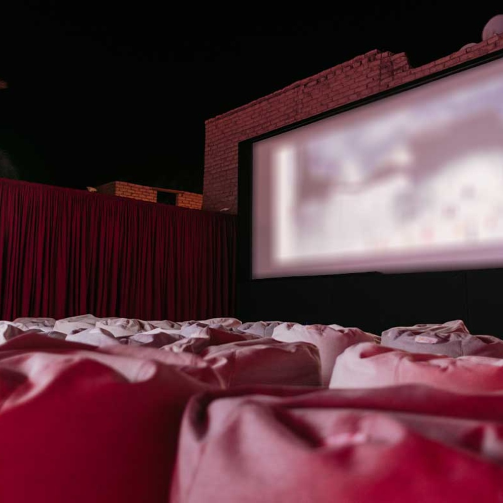 سينما الجديدة أول صالة عرض سينمائية في الهواء الطلق في العلا