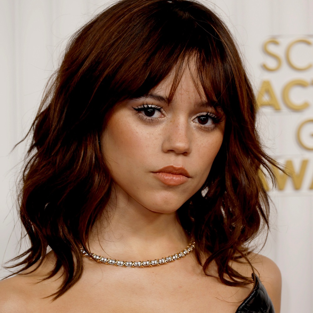 خطوات تطبيق الظلال البيضاء لمكياج ناعم للصبايا بأسلوب جينا أورتيغا Jenna Ortega