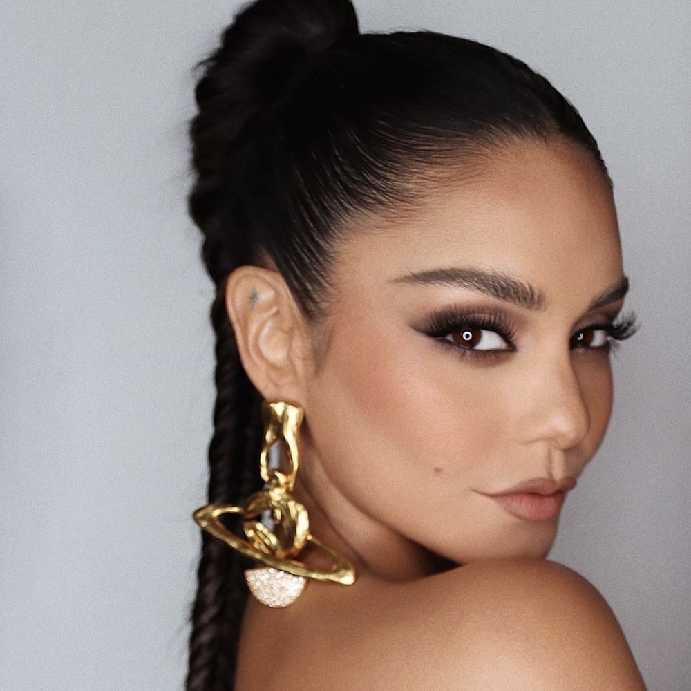 خطوات تطبيق ربطة الضفائر على طريقة فانيسا هدجنس Vanessa Hudgens - الصورة من حساب هانغ فانغو على انستغرام