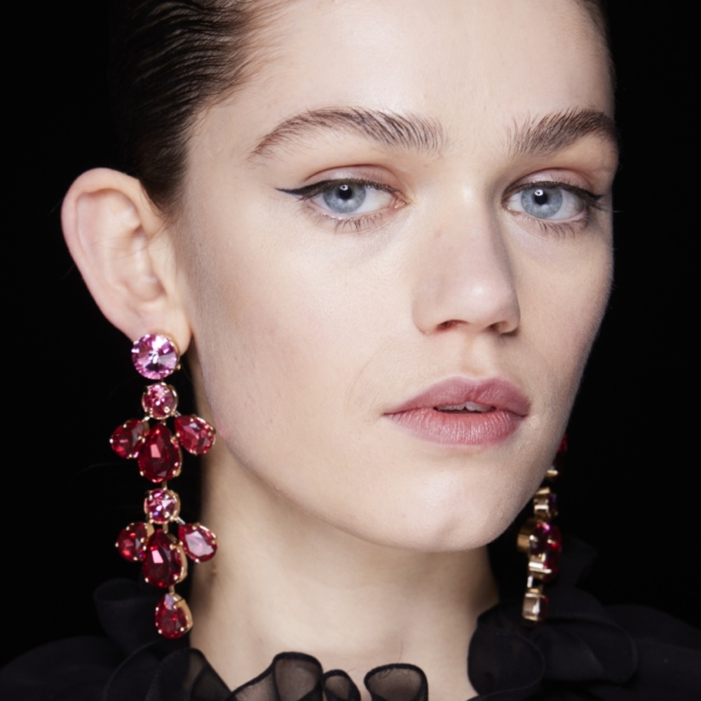 رسمات الايلاينر الرفيعة من دار Carolina Herrera