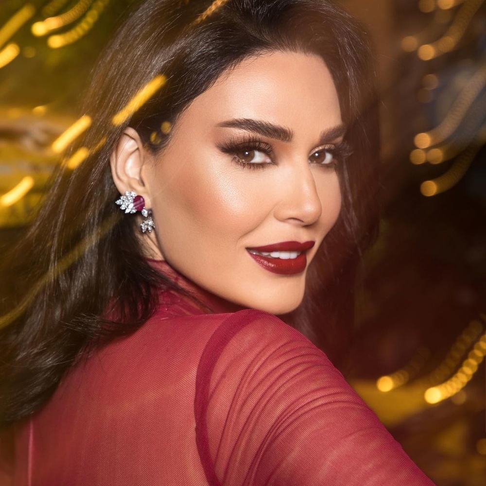 إطلالات مكياج عصرية للمرأة الأربعينية على خطى سيرين عبدالنور