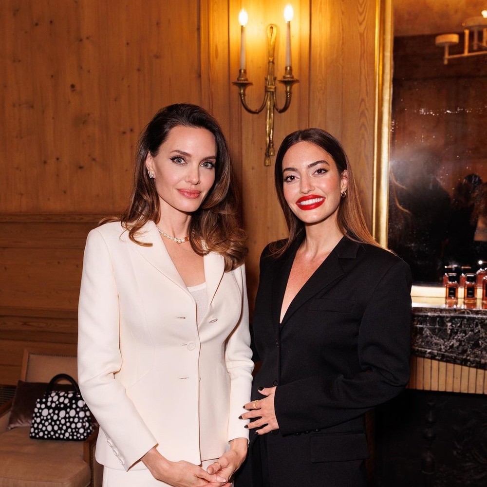 الأناقة الكلاسيكية المونوكروم تجمع كارن وازن مع أنجلينا جولي في لقاء مشترك ..إليكم تفاصيل إطلالتهما