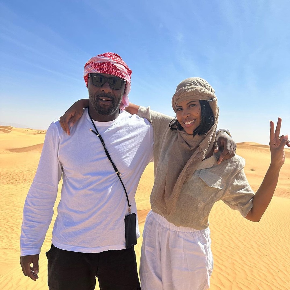 إدريس إلبا وزوجته في دبي