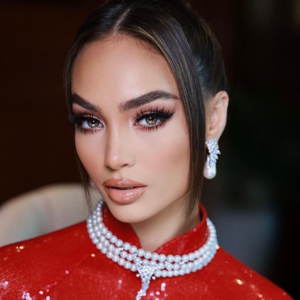 ملكة جمال الكون آر بوني غابرييل تلهمك بأجدد إطلالاتها الجمالية.. تألقي بأسلوبها بهذه الخطوات